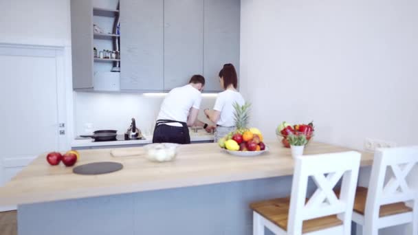 Coppia cucina insieme a casa in cucina — Video Stock