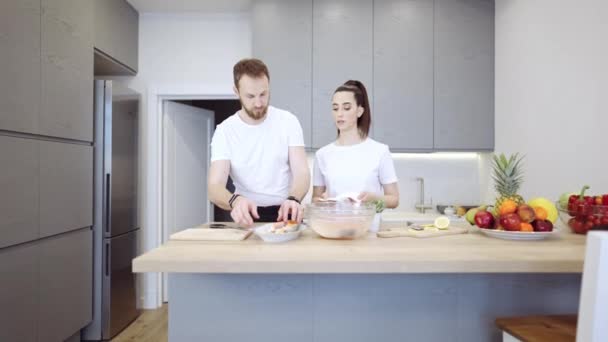 Пара приготовление лосося стейк вместе дома — стоковое видео