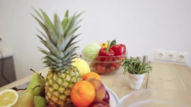 Modern mutfağın masasında meyve ve sebze kasesi.