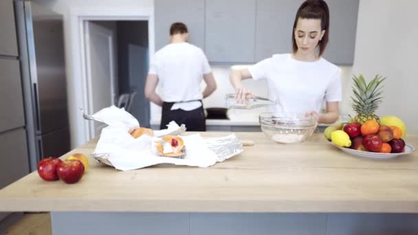 Pareja cocinando filete de salmón juntos en casa — Vídeos de Stock
