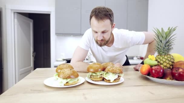 Människan väljer mellan hälsosam mat och snabbmat — Stockvideo