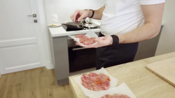Pareja Praparing hamburguesas de carne en la cocina — Vídeo de stock