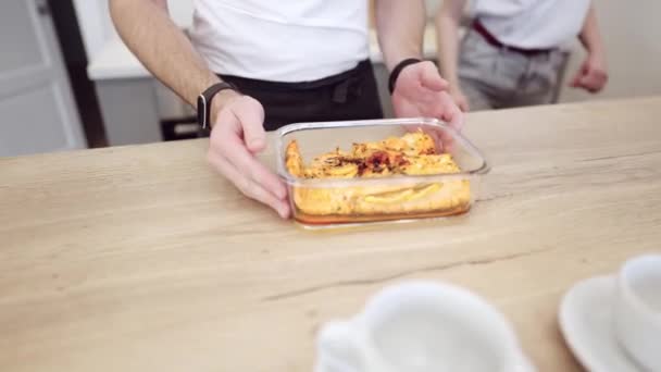 Casal cozido bife de salmão juntos em casa — Vídeo de Stock