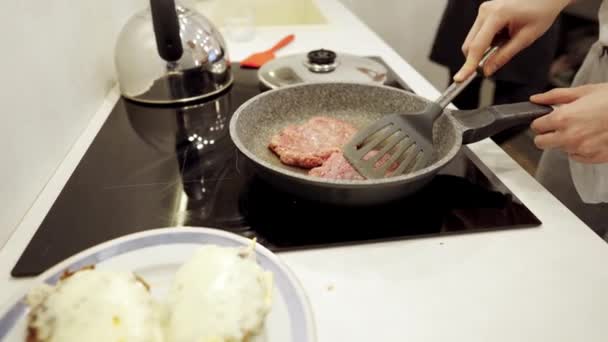 Pareja Praparing hamburguesas de carne en la cocina — Vídeo de stock