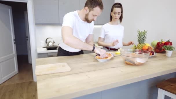 Pareja cocinando filete de salmón juntos en casa — Vídeos de Stock