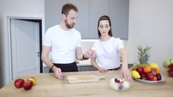 Pár vaření spolu doma v kuchyni — Stock video