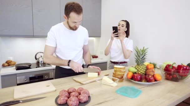 Casal Praparing hambúrgueres de carne na cozinha — Vídeo de Stock