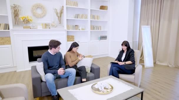 Jeune couple visitant un psychologue — Video
