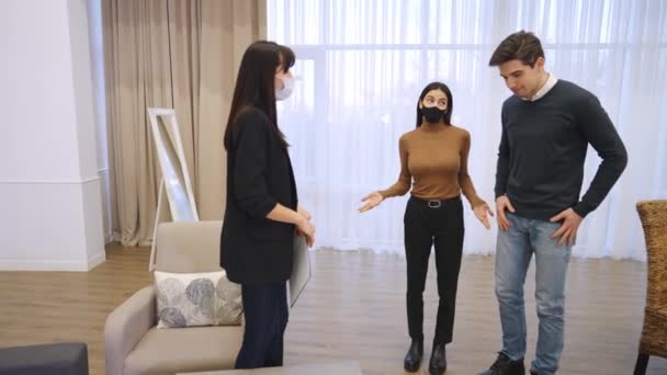 Paar besucht Psychologin mit Gesichtsmaske — Stockvideo