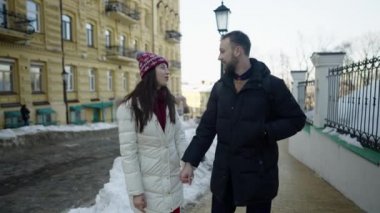 Güneşli kış gününde mutlu romantik bir çift. Aşk duyguları.