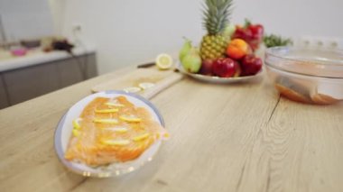 Meyveli, sebzeli ve somonlu kase.