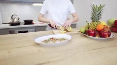 Evde Somon Bifteği Pişiren Çift