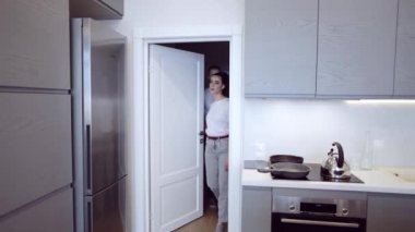 Mutfakta bir çift bir araya geliyor..