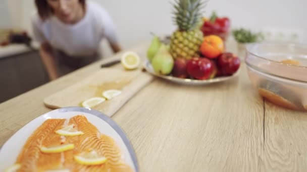 Tigela com frutas e legumes e salmão na mesa — Vídeo de Stock