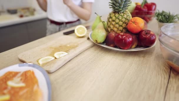 Bol avec des fruits et légumes et du saumon sur la table — Video