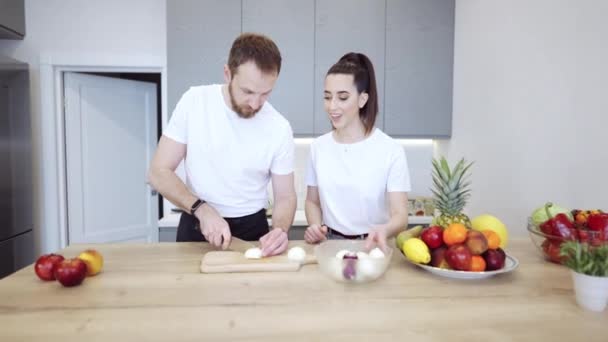 Pár vaření spolu doma v kuchyni — Stock video
