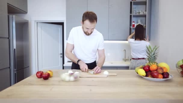 Пара готує разом вдома на кухні — стокове відео