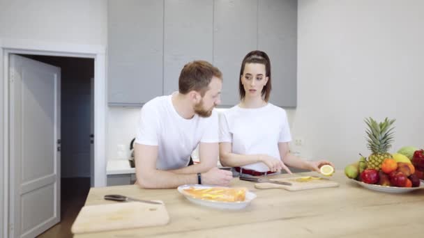 Pareja cocinando filete de salmón juntos en casa — Vídeo de stock