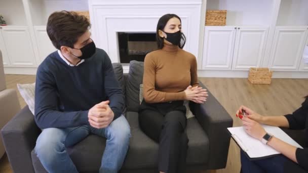 Pareja visitando a psicólogo en mascarilla facial — Vídeos de Stock