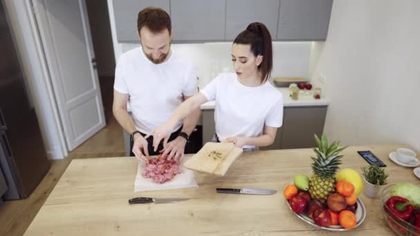 Coppia raparing hamburger di carne in cucina — Video Stock