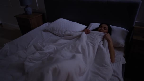 Ung flicka ligger i sängen med sömnlöshet — Stockvideo