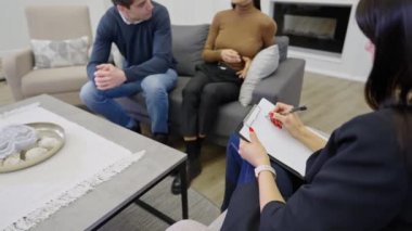 Genç Çift Psikologu Ziyaret Ediyor