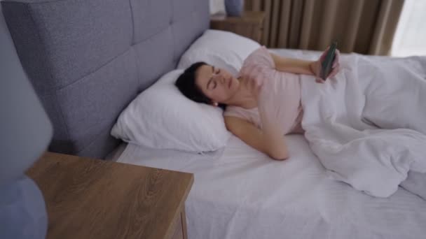 Vrouw wakker door telefoon bellen — Stockvideo