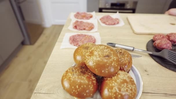 Ζευγάρι Praparing μπιφτέκια κρέατος στην κουζίνα — Αρχείο Βίντεο