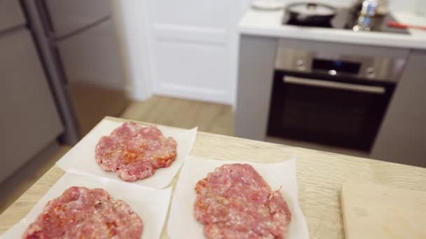 Пара готовых мясных бургеров на кухне — стоковое видео