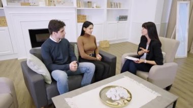 Genç Çift Psikologu Ziyaret Ediyor