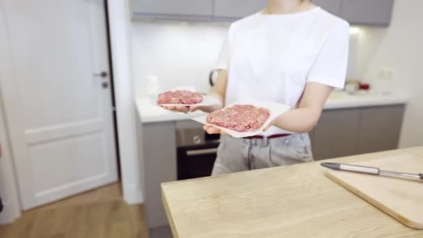 Pareja Praparing hamburguesas de carne en la cocina — Vídeos de Stock