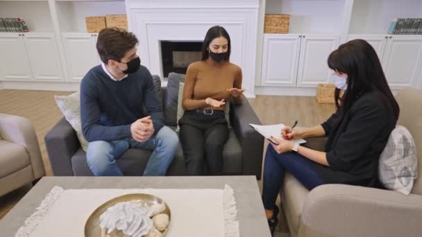 Ζευγάρι επίσκεψη ψυχολόγος σε μάσκα προσώπου — Αρχείο Βίντεο