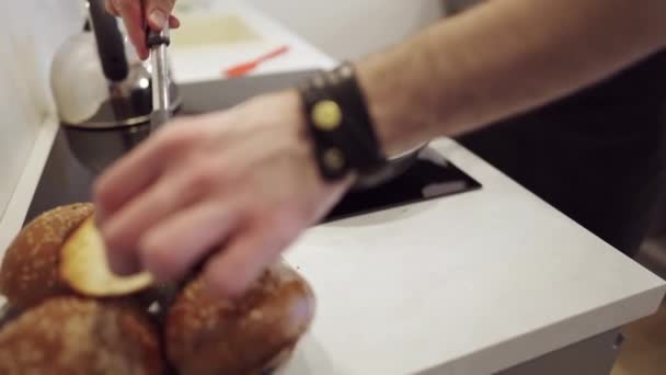 Man lagar kött hamburgare hemma i köket — Stockvideo