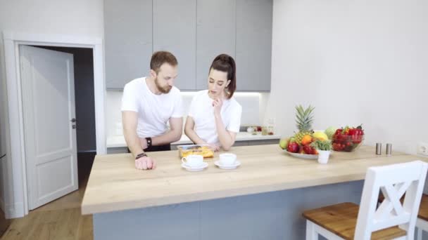 Pareja cocinado salmón filete juntos en casa — Vídeos de Stock