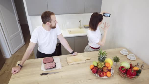 Pár Praparing Meat Burgers v kuchyni — Stock video