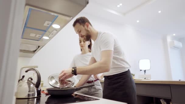 Casal cozinhando bife de salmão juntos em casa — Vídeo de Stock