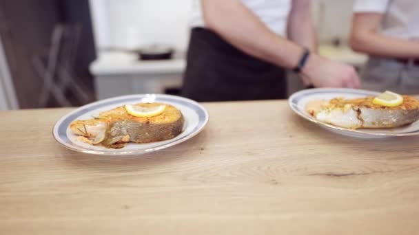 Pareja cocinando filete de salmón juntos en casa — Vídeos de Stock