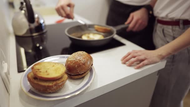 Homem cozinha hambúrgueres de carne em casa na cozinha — Vídeo de Stock
