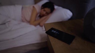 Genç Kız Yatakta Yatıyor