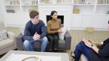 Genç Çift Psikologu Ziyaret Ediyor