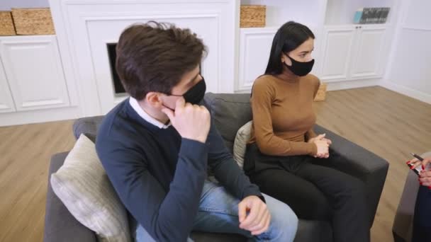 Par besöker psykolog i ansiktet Mask — Stockvideo