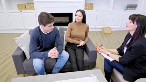 心理学者を訪れる若いカップル — ストック動画