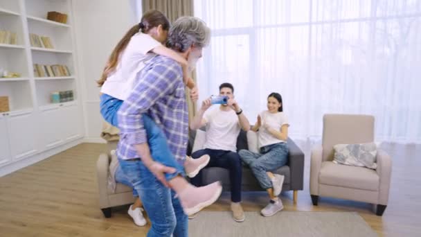 Grande famille multigénérationnelle s'amuser ensemble tout en se relaxant dans le salon à la maison — Video