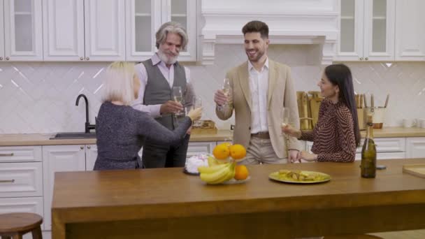 Feliz familia bebiendo champán mientras celebran cumpleaños juntos en casa — Vídeo de stock