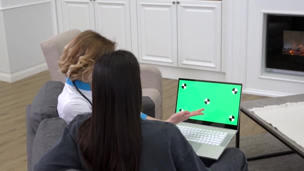 Γυναίκα γιατρός που χρησιμοποιεί φορητό υπολογιστή κατά τη διάρκεια ιατρικής γνωμάτευσης στο σπίτι ασθενών — Αρχείο Βίντεο