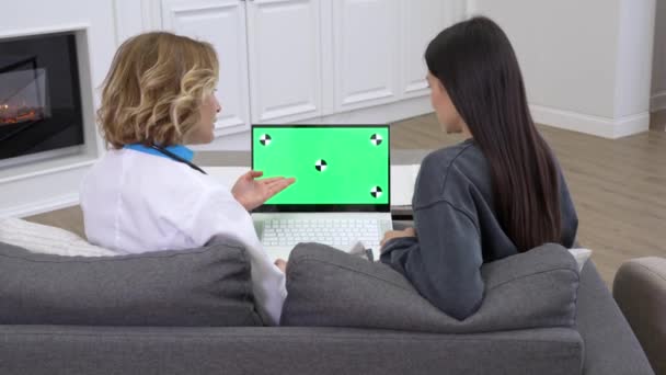 Médico e paciente olhando para a tela do laptop com resultados de exames médicos e discutindo o diagnóstico — Vídeo de Stock