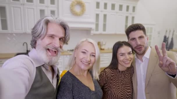 Positieve familie nemen selfie op smartphone tijdens verjaardagsfeest thuis — Stockvideo