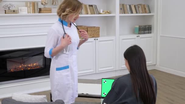 Női orvos elmagyarázza a beteg orvosi teszteredményeit a laptopon az otthoni látogatás során — Stock videók