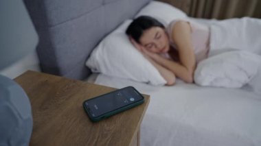 Bir iş aramasıyla uyanan kadın.