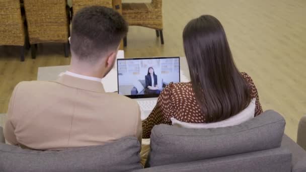 Junges Paar hat Online-Termin beim Familienpsychologen — Stockvideo